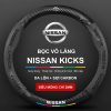 Bọc vô lăng xe ô tô Nissan Kicks da lộn 3D sợi Carbon đẳng cấp, chính hãng