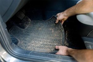 Vệ sinh thảm lót sàn ô tô đơn giản và nhanh chóng tại nhà