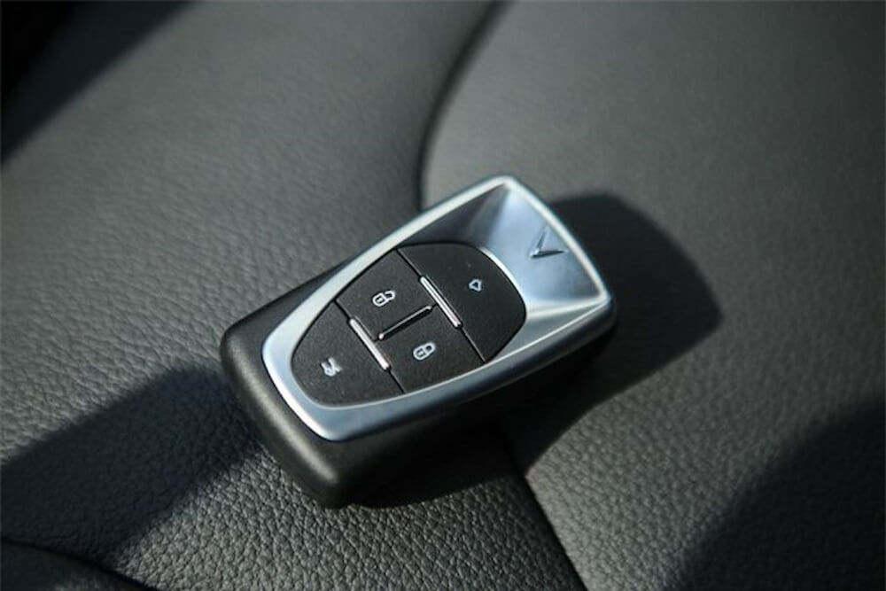 Bao da hay ốp chìa khóa giúp bảo vệ smartkey VinFast VF 9 hiệu quả hơn?