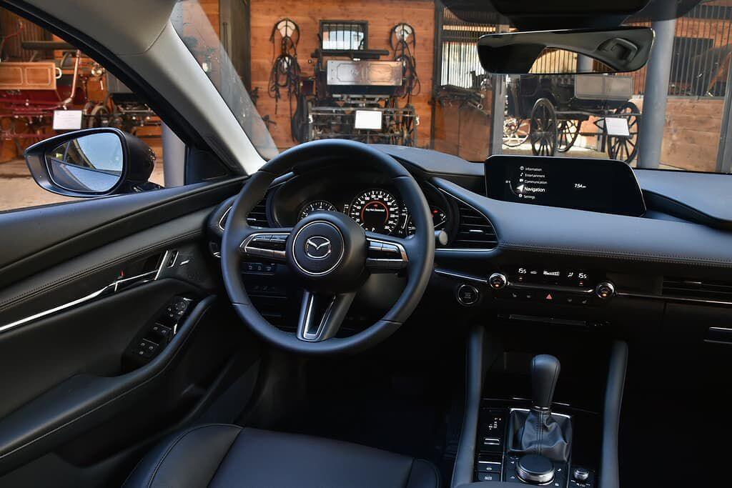 Bọc vô lăng Mazda 3 giúp nâng cấp trải nghiệm lái xe như thế nào?