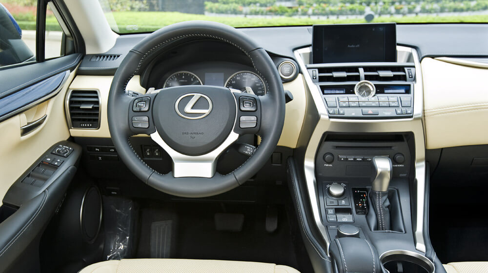 Nên mua bọc vô lăng có sẵn hay khâu da vô lăng cho xe Lexus NX?