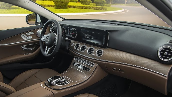 Sử dụng rèm che nắng có ảnh hưởng đến nội thất xe sang Mercedes không?