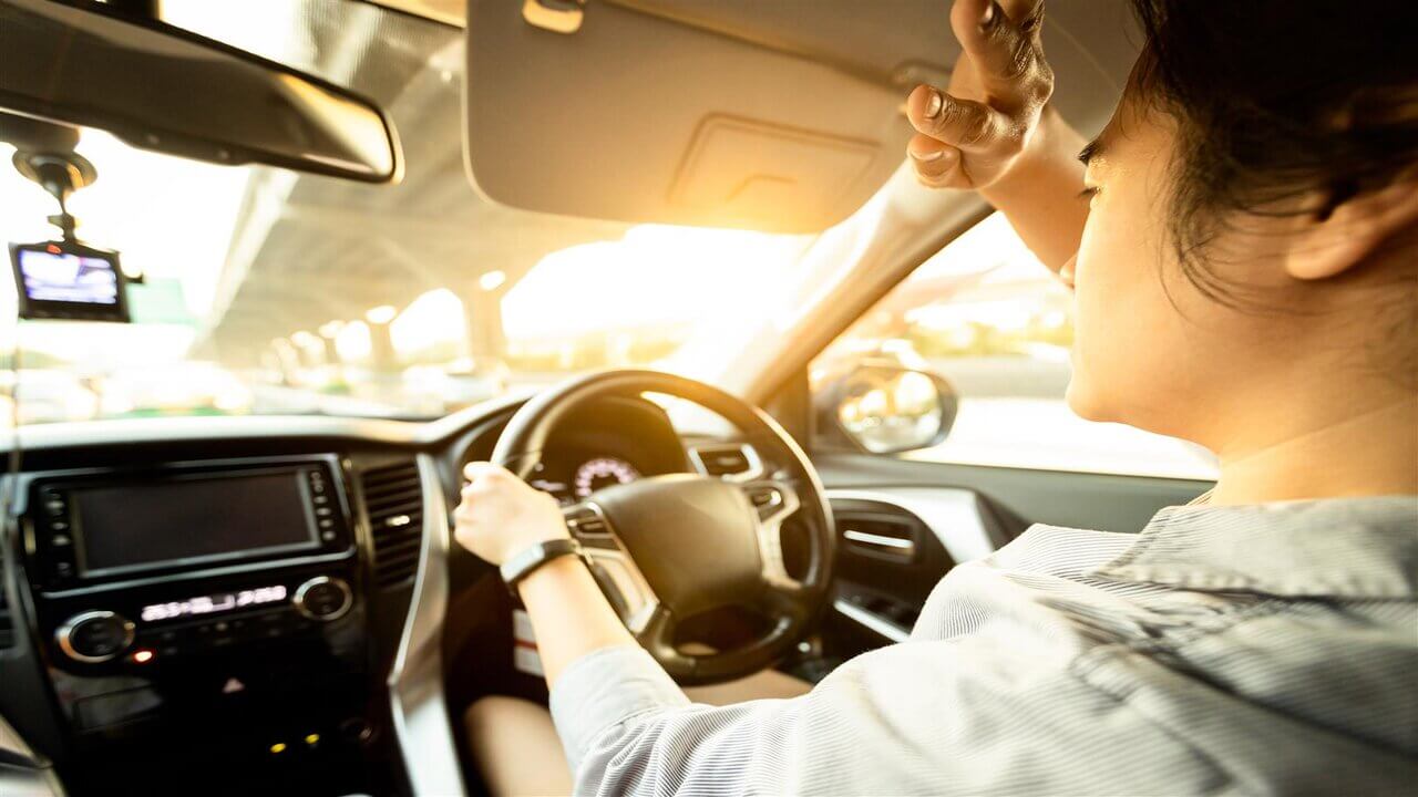Tại sao kính xe Peugeot dễ bị hấp thụ nhiệt và cần bảo vệ bằng rèm chuyên dụng?