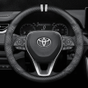 Bọc vô lăng xe Toyota chất liệu Carbon thể thao, hiện đại