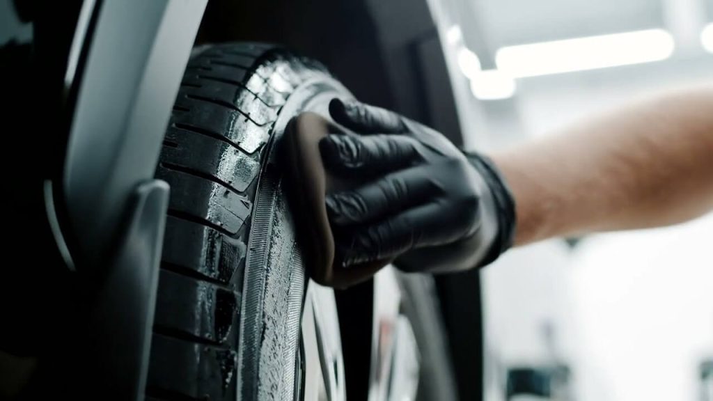 Vì sao nên sử dụng dung dịch đánh bóng lốp xe chuyên dụng?