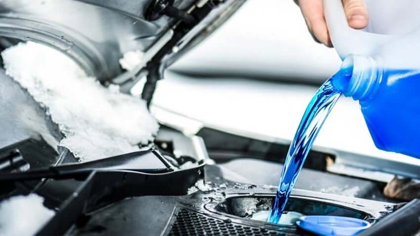 Có cần thiết phải dùng nước rửa kính ô tô chuyên dụng không?