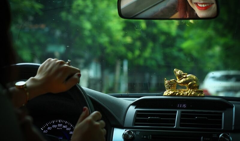 Tượng phong thuỷ để xe ô tô là gì? Có nên trang trí tượng phong thủy trên xe ô tô?
