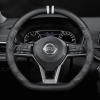 Bọc vô lăng xe Nissan chất liệu Carbon thể thao, hiện đại