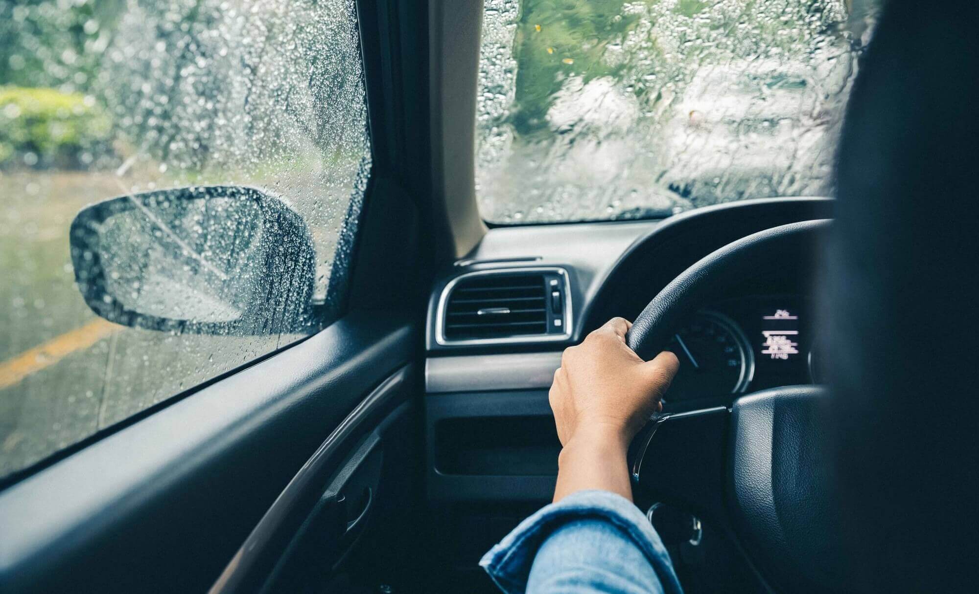 Gạt mưa ô tô đảm bảo tầm nhìn an toàn khi lái xe