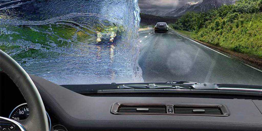 Vì sao kính lái vẫn nhòe dù đã thay gạt mưa Toyota mới?