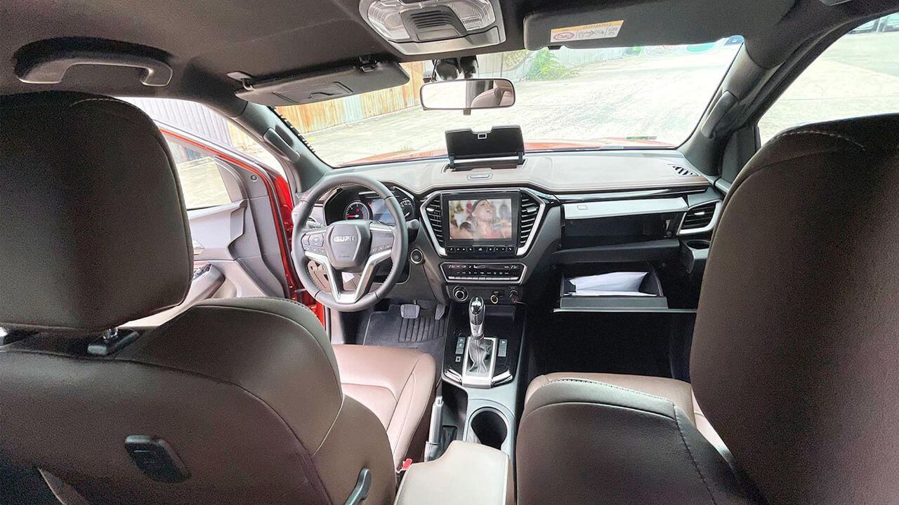 Có nên sử dụng thảm lót sàn cho ô tô Isuzu hay không?