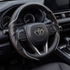 Bọc vô lăng xe Toyota chất liệu Da cừu vân Carbon cao cấp
