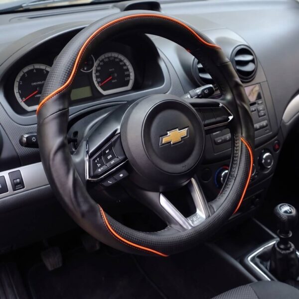 Bọc vô lăng xe Chevrolet chất liệu Da cừu vân Carbon cao cấp