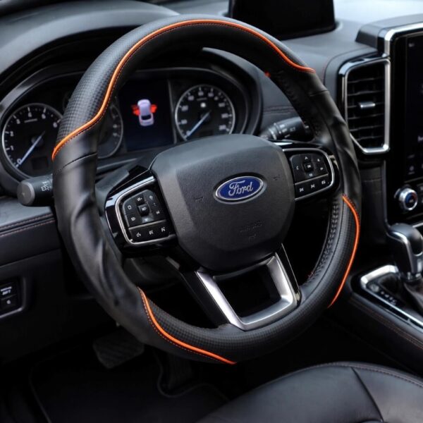 Bọc vô lăng xe Ford Da cừu thật vân Carbon cao cấp