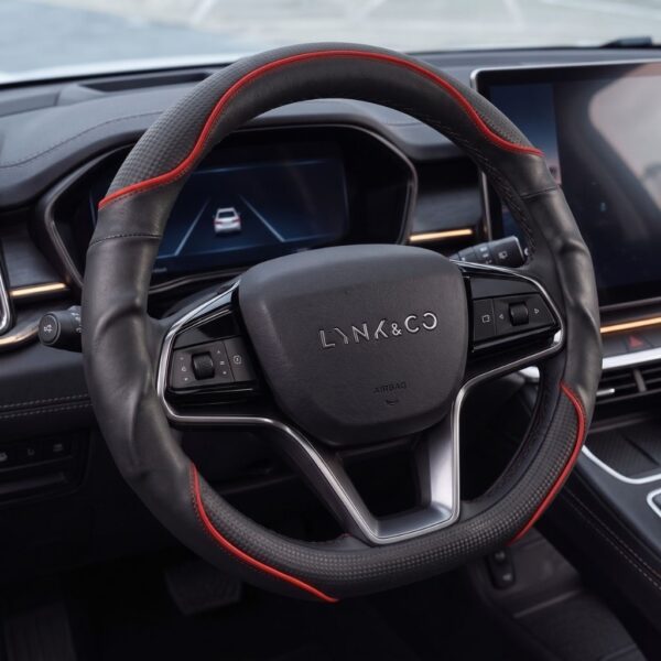 Bọc vô lăng xe Lynk & Co chất liệu Da cừu vân Carbon cao cấp