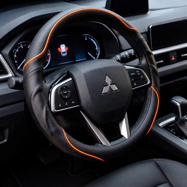 Bọc vô lăng xe Mitsubishi Da cừu thật vân Carbon cao cấp