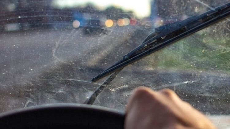 Kính lái xuất hiện vệt mờ hoặc nước không gạt hết