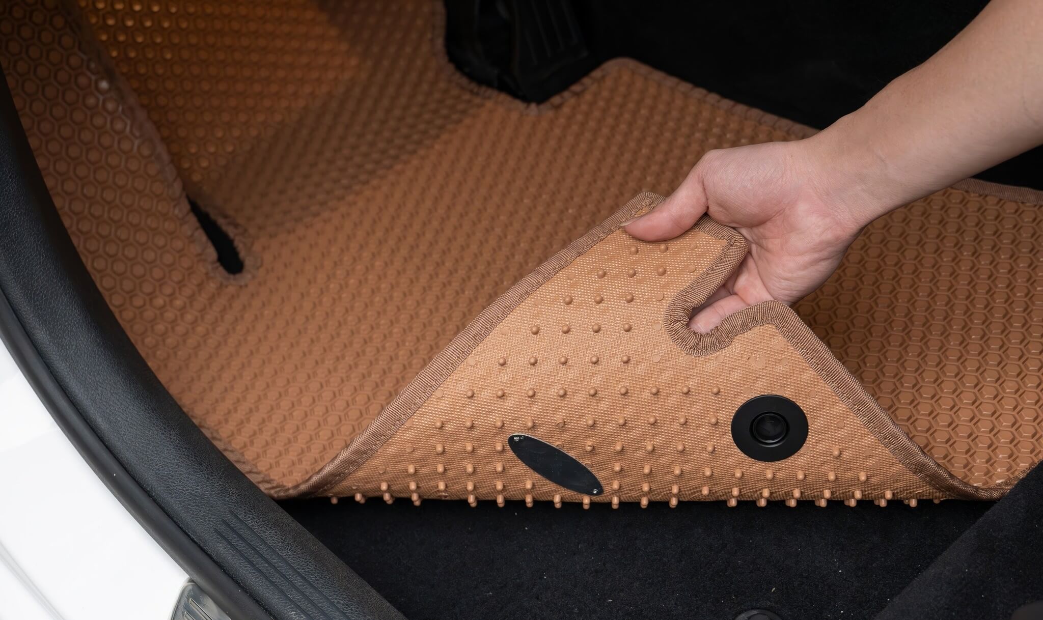 Thảm nếu không được cố định bằng móc, khấc hoặc keo chuyên dụng sẽ dễ di chuyển