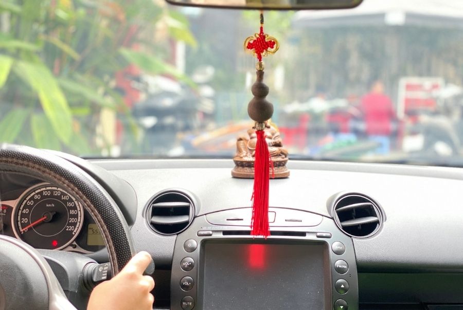 Khánh treo xe là biểu tượng của may mắn, bình an và tài lộc.