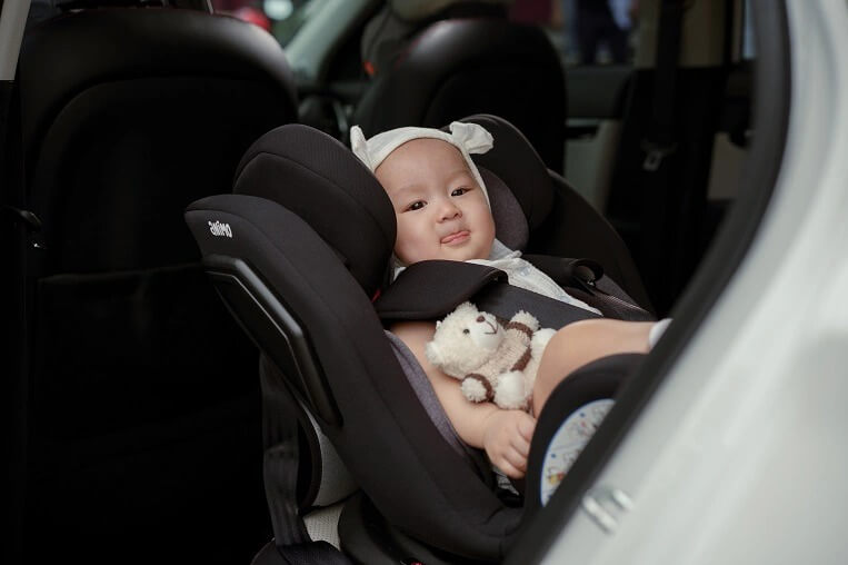 Tư thế ngồi quay về sau khi dùng ghế ngồi ô tô cho trẻ sơ sinh