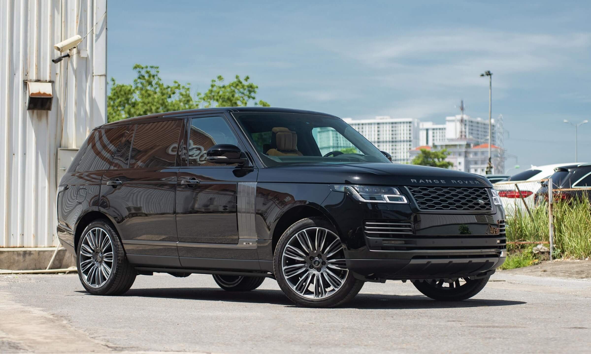 Trang bị đầy đủ phụ kiện xe Land Rover Range Rover