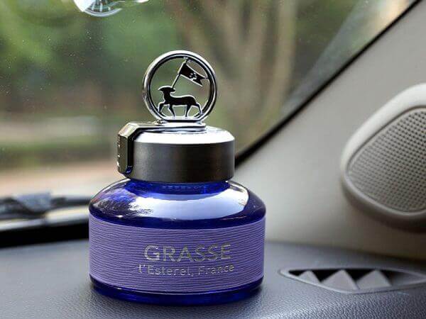 Nước hoa ô tô đặt trên tapo tạo điểm nhấn sang trọng
