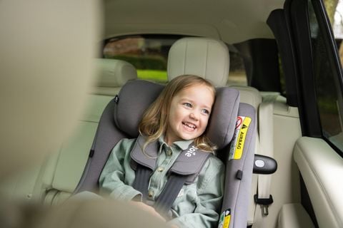 Kiểm tra hạn sử dụng ghế ngồi ô tô trẻ em để đảm bảo mức độ bảo vệ tối ưu