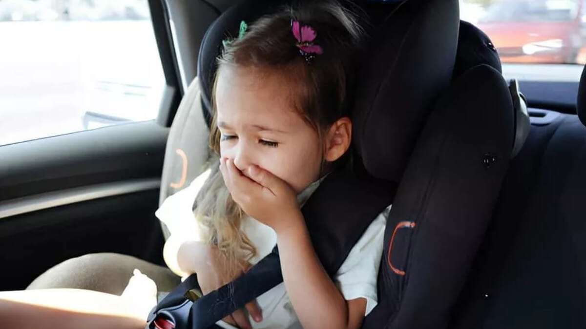 Nguyên nhân khiến ghế ngồi ô tô trẻ em bị hôi, ẩm