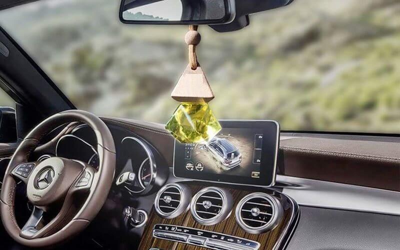 Vì sao nên dùng nước hoa trong xe ô tô?