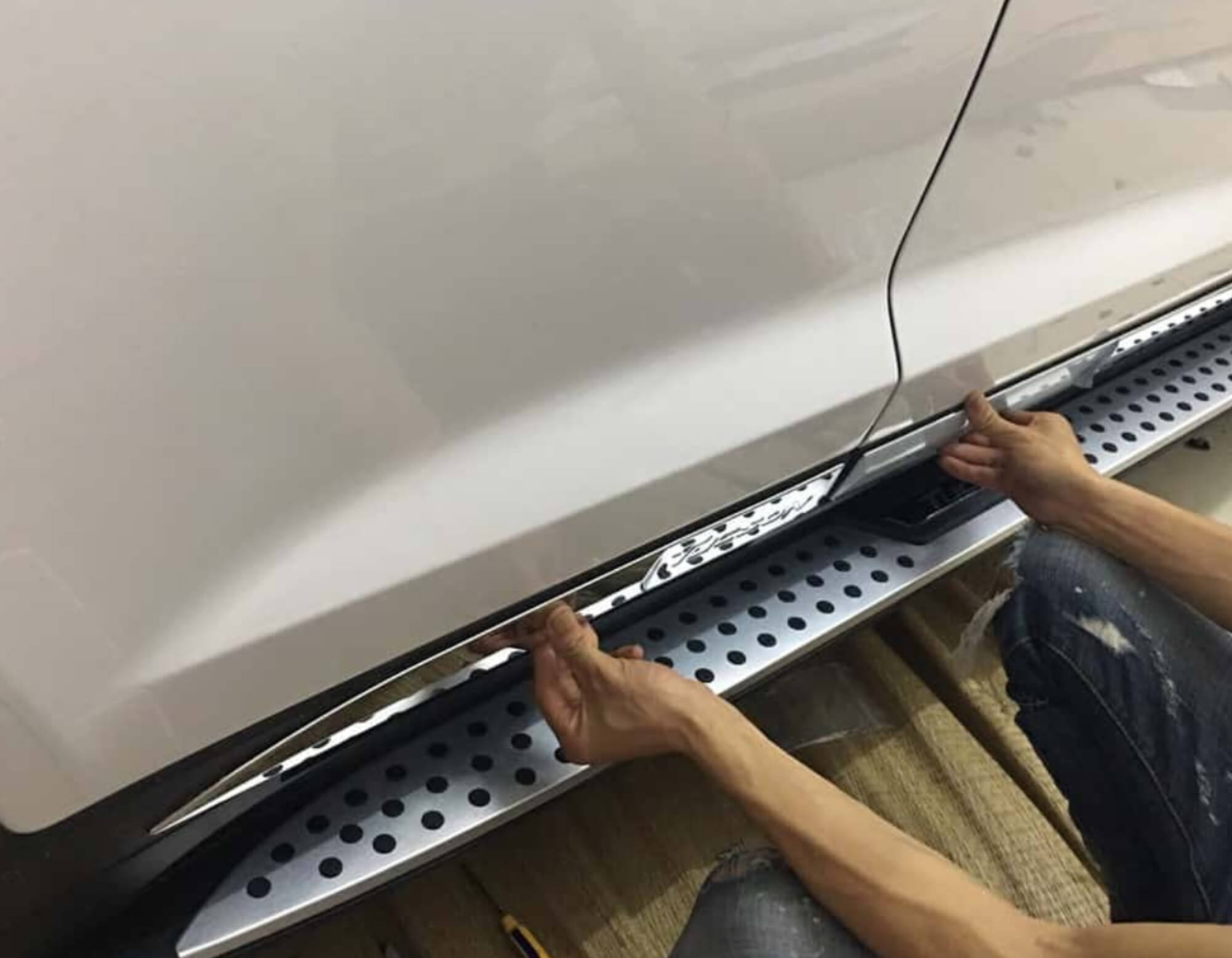 Lắp đặt bậc lên xuống ô tô tại nhà hoặc đến gara