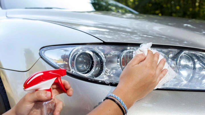Sử dụng dung dịch tẩy rửa chuyên dụng cho đèn pha