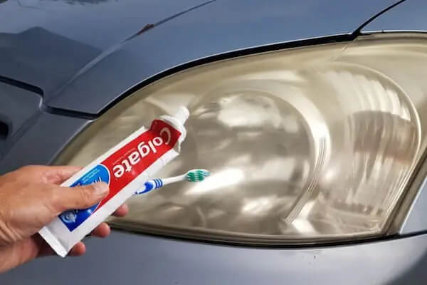 Tẩy vệt ố vàng trên đèn pha ô tô bằng kem đánh răng