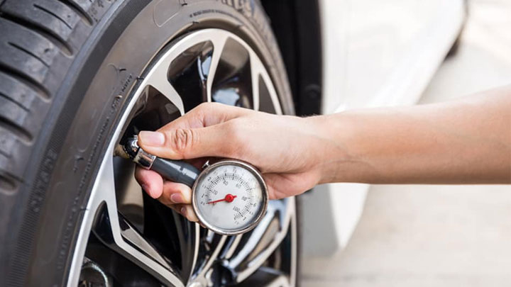 Kiểm tra lốp xe và áp suất lốp