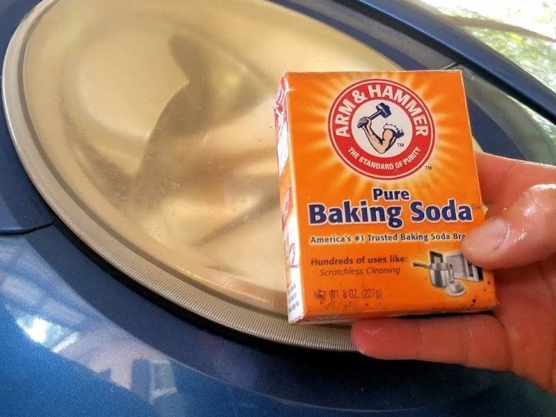 Làm sạch đèn pha ô tô bằng baking soda và giấm