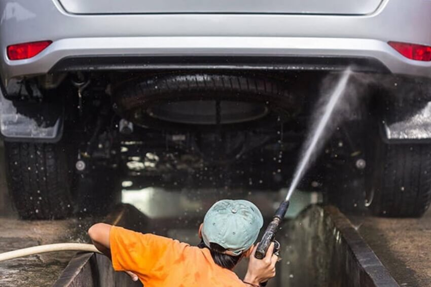 Rửa xe và vệ sinh gầm xe thường xuyên