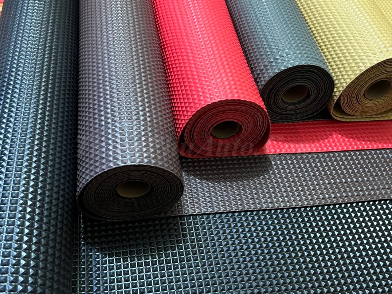 Thảm lót sàn ô tô cao su tổng hợp bảo vệ sàn xe khỏi các tác nhân gây hư hại.