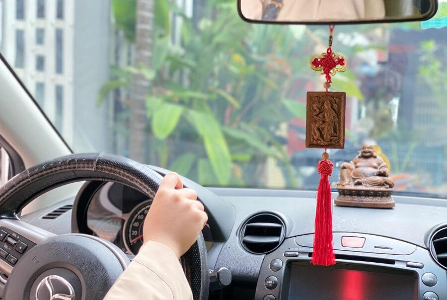 Có nên vừa đặt tượng để xe vừa treo khánh phong thủy không?