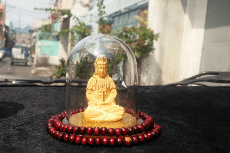 Không đặt tượng Phật che khuất tầm nhìn người lái