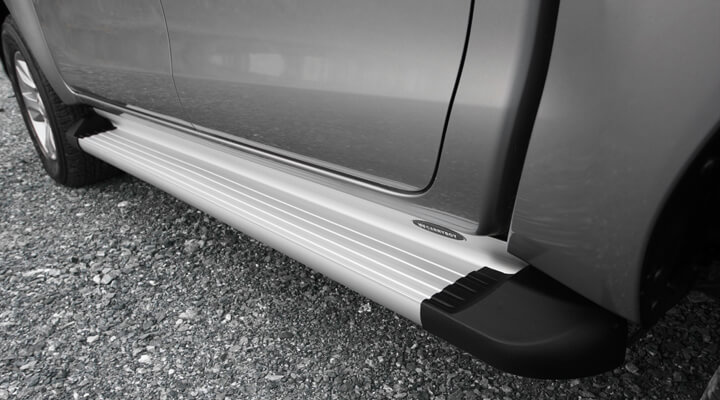 Bậc lên xuống xe VinFast President chất liệu nhôm nguyên khối