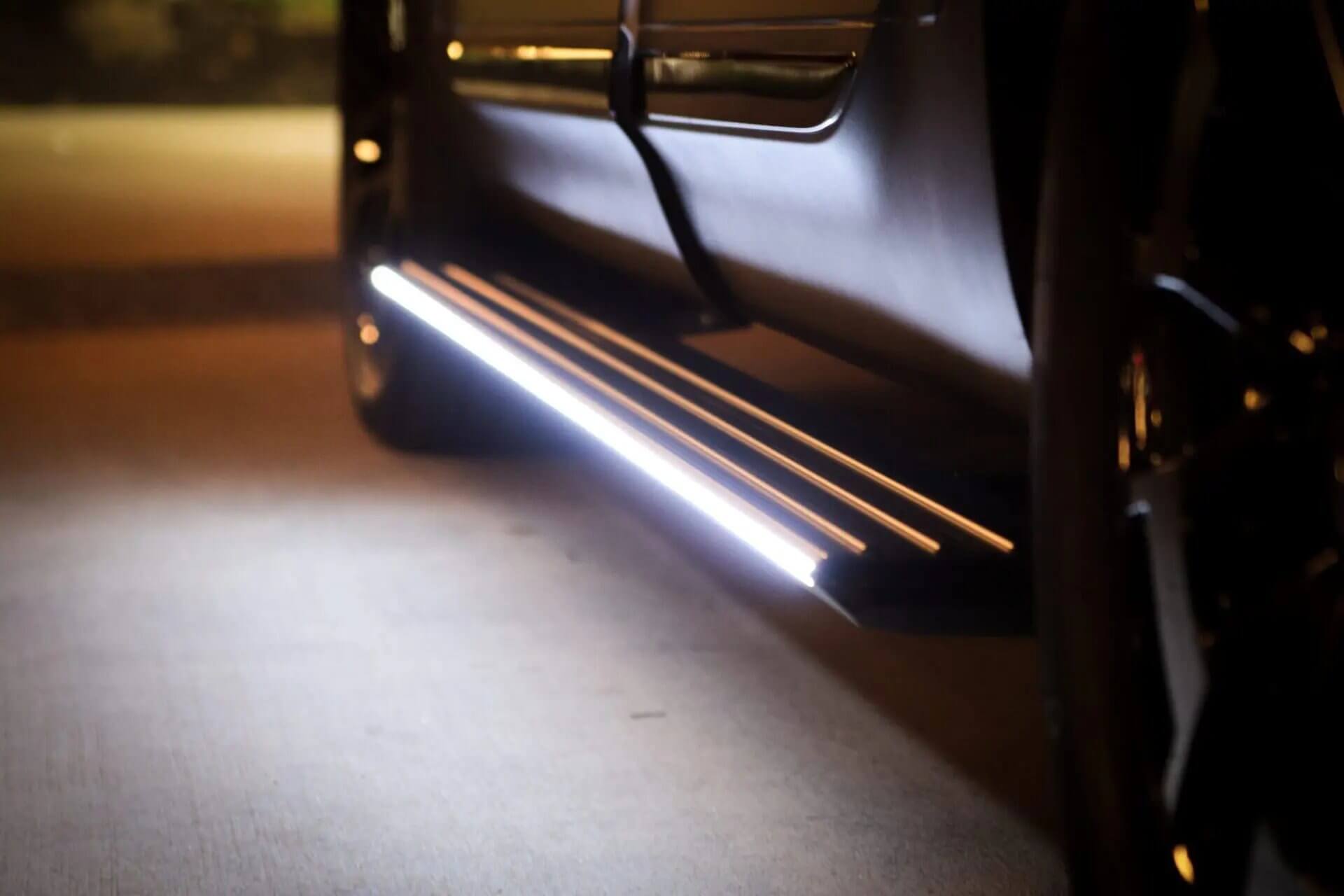 Bậc lên xuống xe Audi Q8 tích hợp đèn LED 