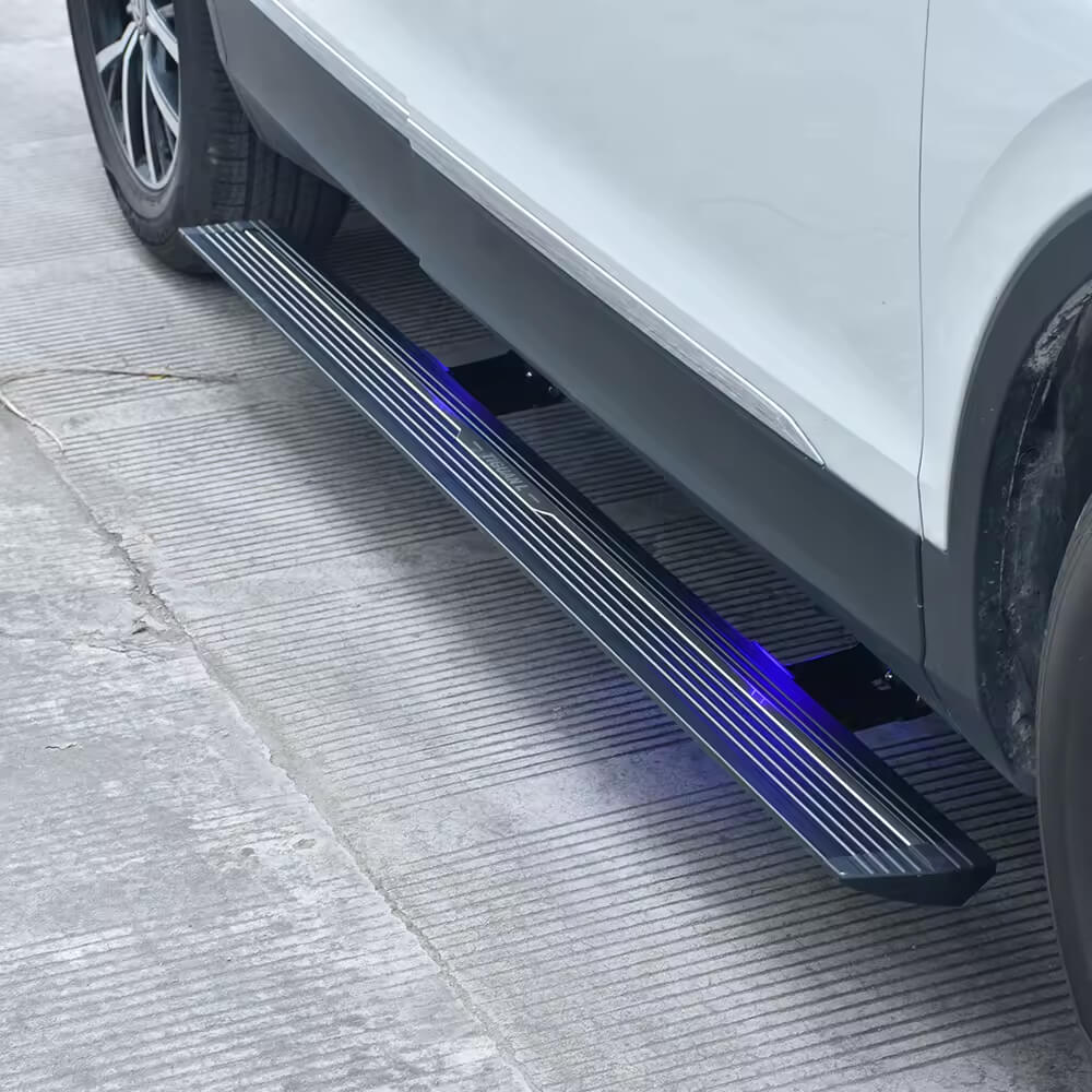Bậc lên xuống ô tô Audi e-tron tích hợp đèn LED