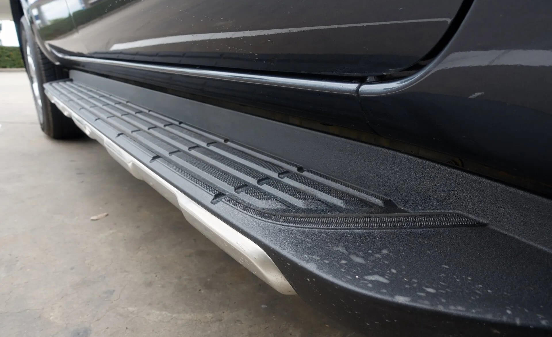 Bậc lên xuống xe BMW Z4 nhôm CNC siêu mỏng
