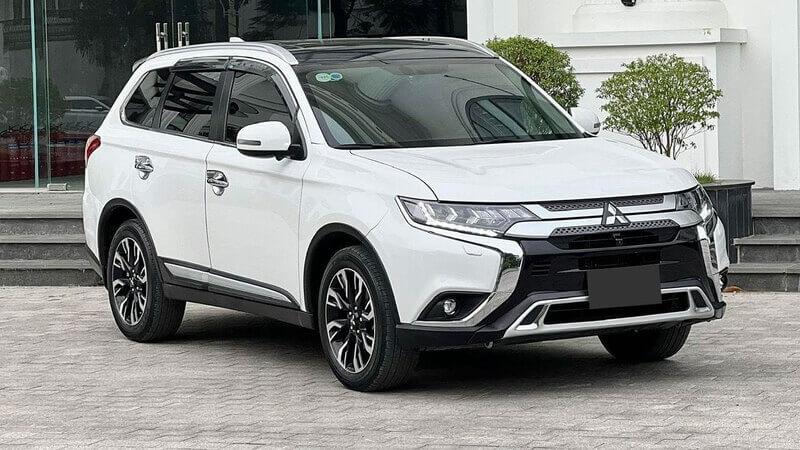 Bậc lên xuống ô tô Mitsubishi có thực sự cần thiết hay chỉ là phụ kiện trang trí?