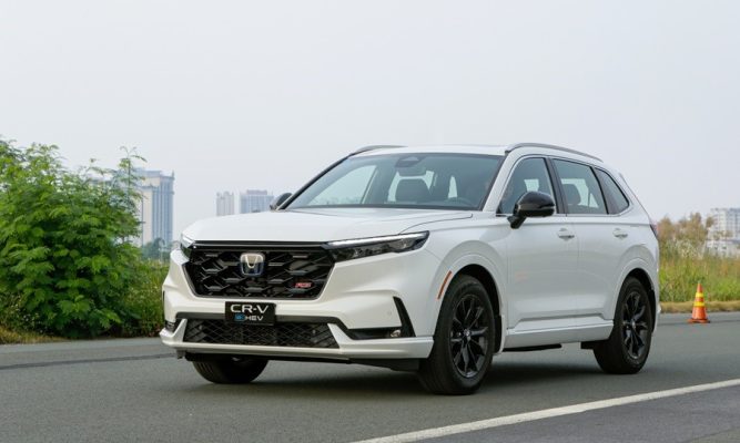 Bậc lên xuống chuẩn form giúp Honda CR-V cân đối, sang trọng