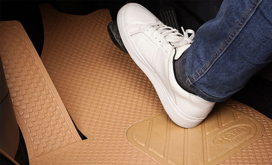 Thiết kế với lớp vân nổi hoặc tích hợp cao su chống trượt.