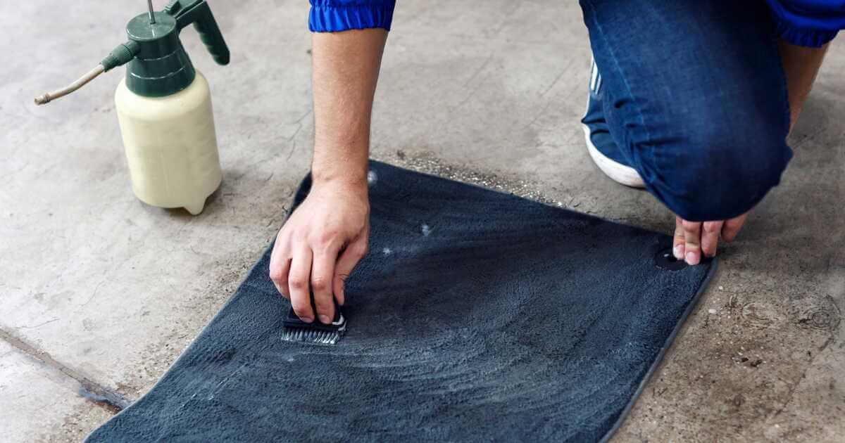 Vệ sinh thảm lót sàn ô tô định kỳ để giữ thảm luôn mới và bền bỉ
