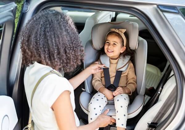 Áo khoác dày làm trẻ ngồi không đúng tư thế, khiến dây đai chạy sai vị trí