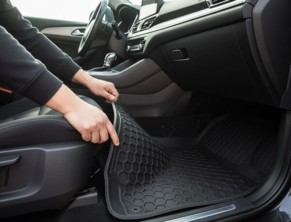 Lắp đặt thảm lót sàn xe đúng form xe