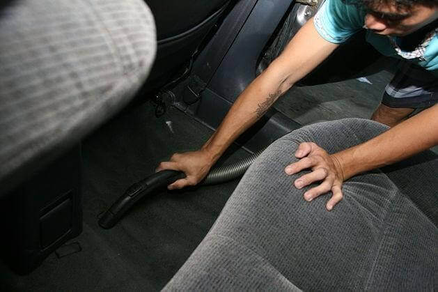 Vệ sinh thảm lót sàn ô tô định kỳ để duy trì vẻ bền đẹp