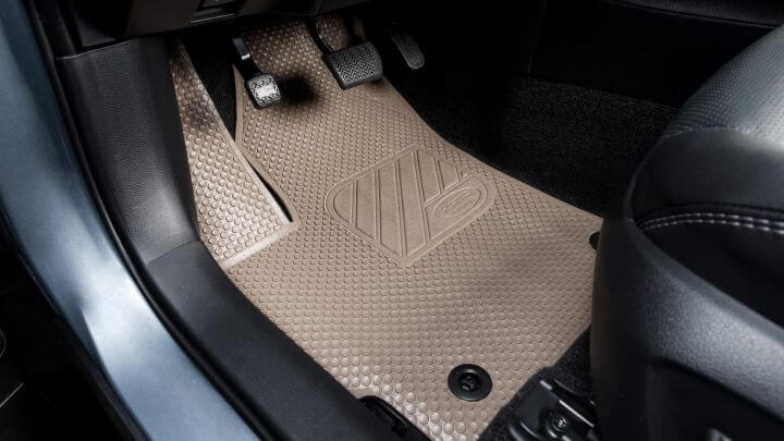 Lắp thảm lót sàn xe duy trì giá trị thẩm mỹ và độ bền nội thất